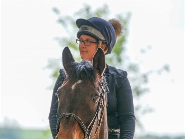 Julie Whittingham riding a horse